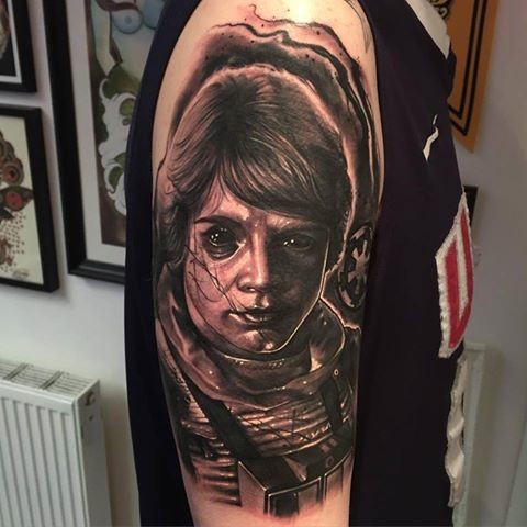 手臂黑灰风格恶魔般人物肖像纹身图案