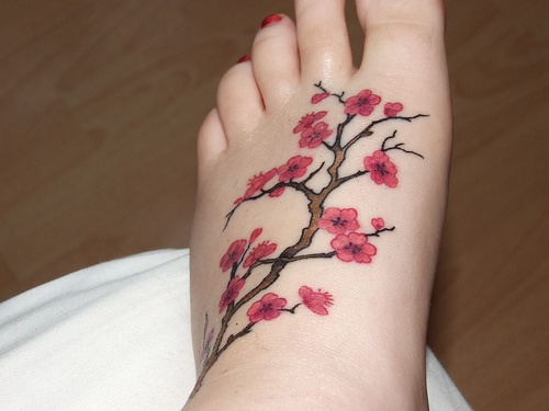 脚背美丽娇嫩的粉红色樱花纹身图案