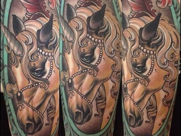 old school美丽的独角兽与羽毛和珠宝纹身图案