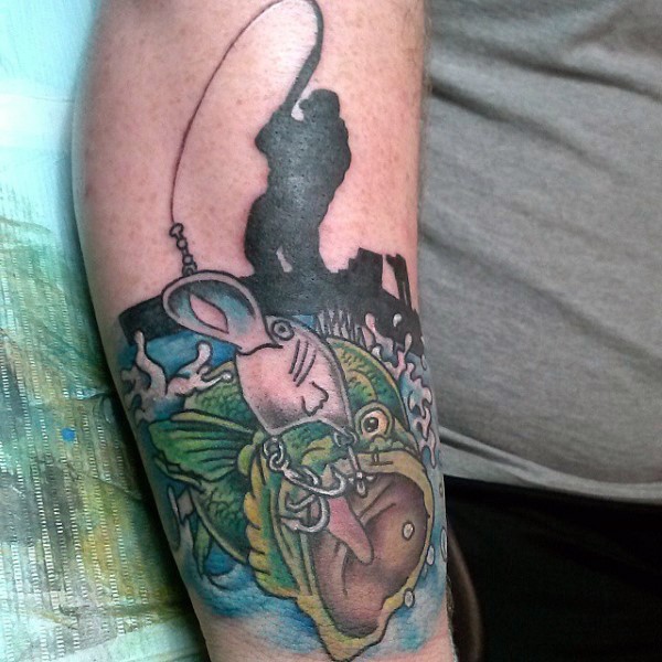 手臂漫画风格五彩渔夫和鱼上钩纹身图案