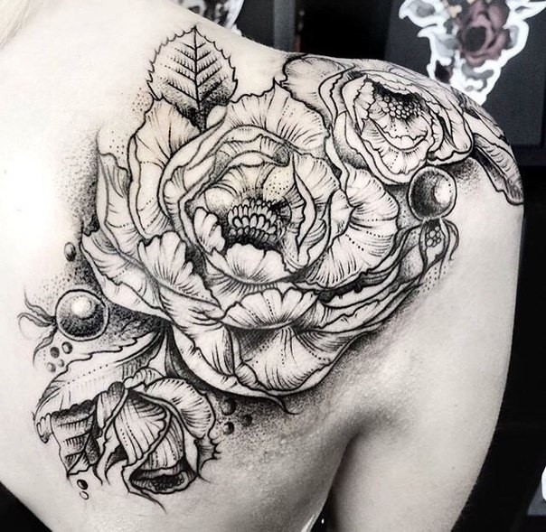 背部雕刻风格黑色点刺花朵纹身图案