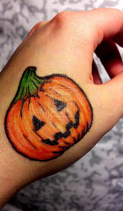 手背彩色万圣节南瓜纹身图案