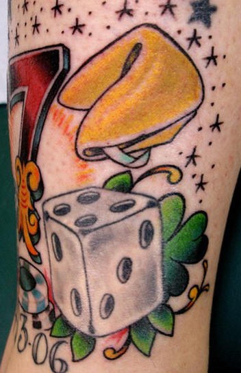 彩色骰子和四叶草纹身图案