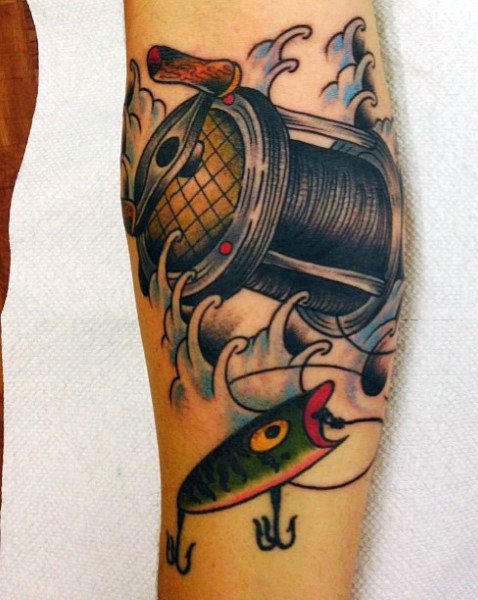 手臂彩色的钓鱼线圈与鱼纹身图案