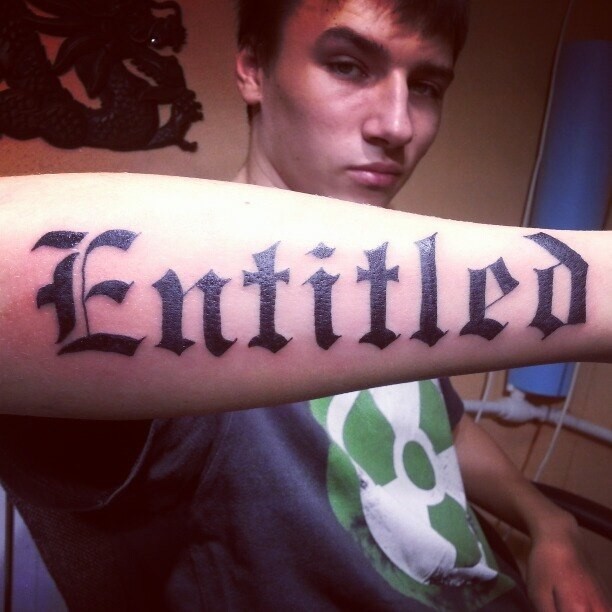 男子手臂黑色的粗体英文纹身图案