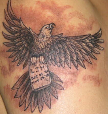 鹰和石碑纪念纹身图案