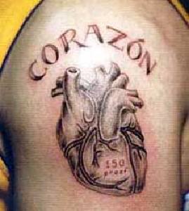 肩部棕色心脏与字母纹身图案