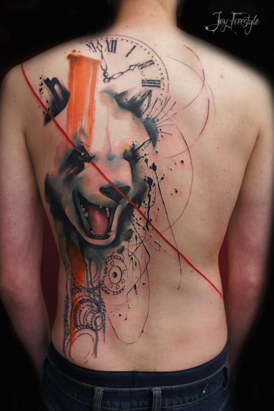 背部愤怒的熊猫头像与时钟纹身图案