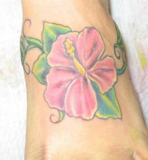 脚背彩色芙蓉花纹身图案