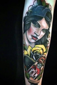 手臂新的学校风格彩色滑板与女人纹身图案