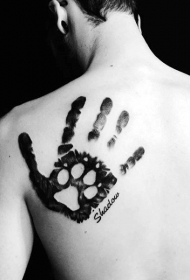 背部令人难以置信的黑色人手狗爪印纹身图案