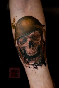 手臂彩色逼真的军人士兵头骨纹身图片