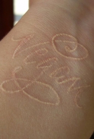 手腕可爱的白色字母隐形纹身图案