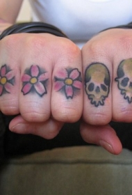 手指彩色漂亮的樱花和骷髅纹身图片