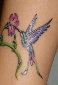 腿部彩色壮丽的蜂鸟与花纹身图片