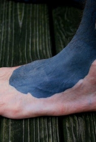 脚背纯黑色装饰纹身图案