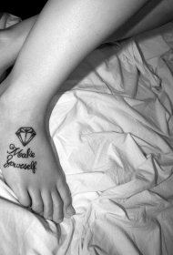 脚背钻石和英文字母纹身图案