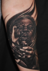 手臂逼真的著名吉他手肖像纹身图案