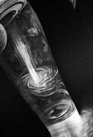 手臂华丽的黑色行星与水纹身图案