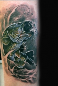 手臂不寻常的彩绘大钩鲤鱼纹身