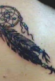 肩部彩色有羽毛的捕梦器纹身