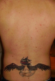 腰部迷人的女孩与恶魔翅膀纹身图案
