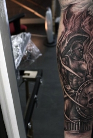 手臂棕色滑稽的战士和建筑纹身图案