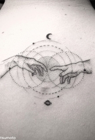 背部雕刻风格黑色点刺行星和手纹身图案