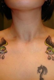 胸部燕子和骷髅纹身图案