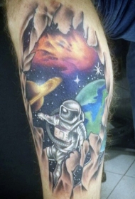 小腿彩色的小外星人和太空纹身图案