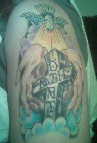 手云朵鸟儿十字架纹身图案