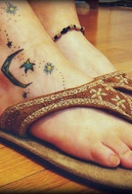 脚部彩色薄月亮和五角星纹身图案