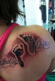 背部可爱的婴儿脚印纹身图案