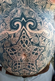 胸部和腹部复杂的各种结和梵花纹身图案