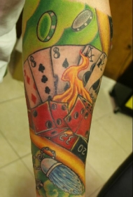 手臂彩色扑克牌与骰子纹身图案