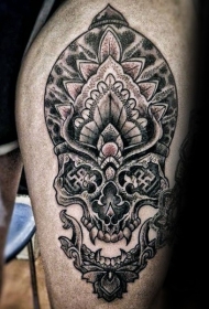 腿部黑色点画风格骷髅头纹身图案