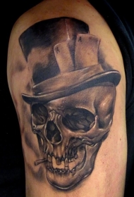 手臂黑灰戴帽子的吸烟骷髅纹身图案