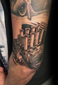 手臂逼真的黑白大引擎纹身图案