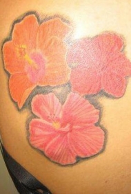 腰部彩色三朵芙蓉纹身图片