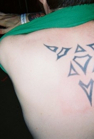 背部小三角形图腾纹身图案