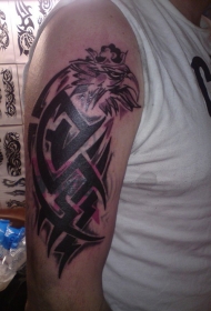 手臂格里芬神兽皇冠和图腾纹身图案