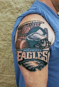肩部逼真的彩色运动队徽章纹身图片