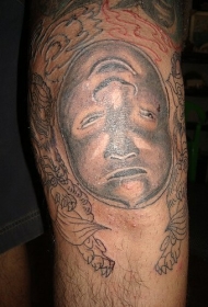腿部可怕的人脸纹身图案