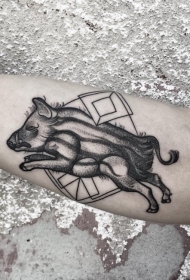 大臂部落风格黑色野猪与几何图形纹身图案