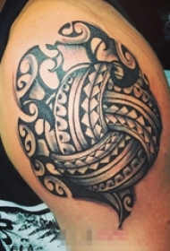 男生手臂上黑色素描几何元素创意花纹图腾纹身图片