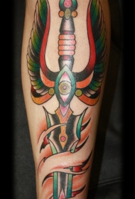 带翅膀的匕首刺穿皮肤纹身图案