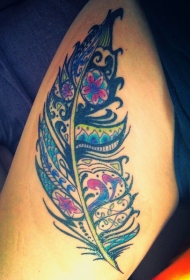大腿颜色鲜艳的部落羽毛纹身图案