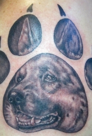 肩部逼真的德国牧羊犬脚印纹身图案