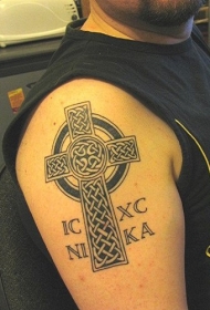 手臂上的十字架凯尔特纹身图案
