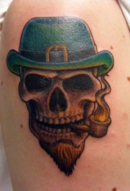 肩部彩色戴帽子的骷髅纹身图案